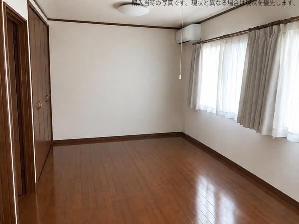 杉原　戸建ての洋室|明るい光が差し込む洋室です。シンプルな内装でインテリアの自由度が高く壁と床のコントラストが落ち着いた雰囲気を演出しています。収納スペースも備わっており使い勝手の良い空間です。