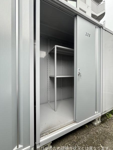 コスモシティ乙津のその他|マンションには珍しい専用倉庫付き。釣り竿やクーラーボックス、キャンプ用品など、お部屋に置きにくいアウトドアグッズもすっきり収納できます。趣味の道具が増えても安心、休日の準備もスムーズに始められます。