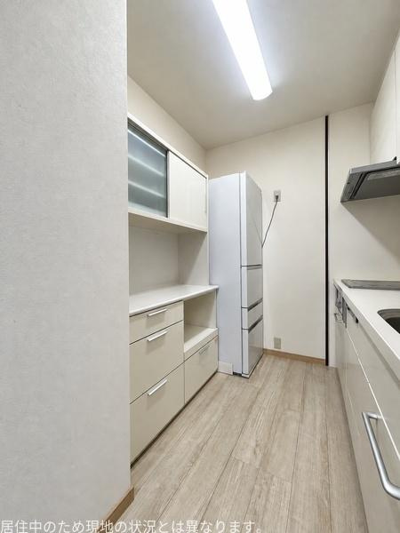 コスモシティ乙津のキッチン|キッチンのある部屋には、収納家具などを置けるゆとりあるスペースが確保されています。お手持ちの家具や家電のサイズに合わせて配置でき、使い勝手のよいキッチン空間をつくることができます。