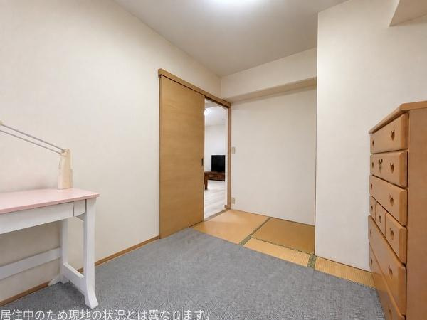 コスモシティ乙津の和室|和室ならではの落ち着いた雰囲気が漂います。押し入れや収納スペースも充実しており整理整頓がしやすい造りです。窓から柔らかな光が入り明るさを感じられます。