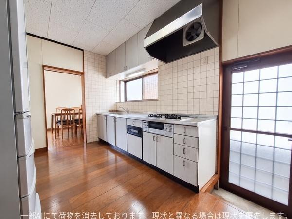 汐見二丁目　戸建てのキッチン|すっきりとした印象のキッチンで、収納スペースが豊富に設けられています。窓があり明るい雰囲気です。お手入れしやすいシンプルなデザインです。
