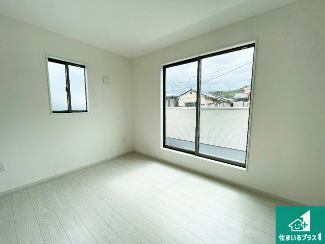 亀岡市余部町天神又　第6期　新築一戸建ての洋室|収納スペースが充実しているので子供の成長に合わせてたくさん収納ができます！家族構成に合わせた様々な活用ができる収納！