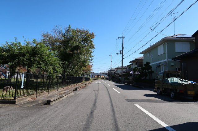 リナージュ野洲市近江富士１丁目　１期　１号棟の前面道路含む現地写真