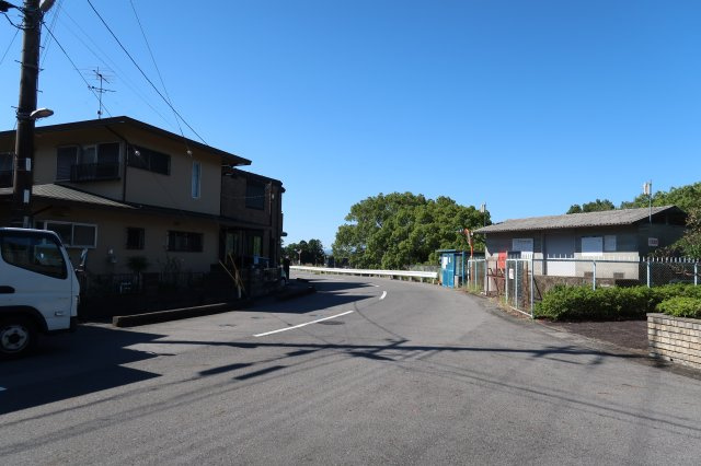 リナージュ野洲市近江富士１丁目　１期　２号棟の前面道路含む現地写真