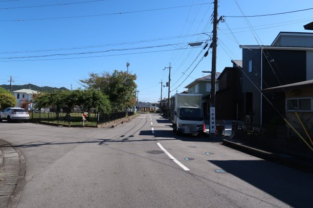 リナージュ野洲市近江富士１丁目　１期　２号棟の前面道路含む現地写真
