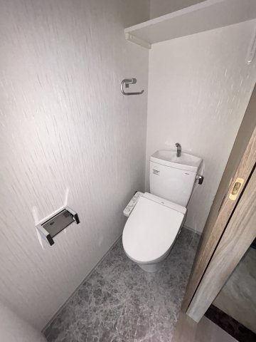 プレジオ塚本ASIANのトイレ|落ち着いた色調のトイレです