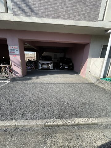 コーポグランディールの駐車場