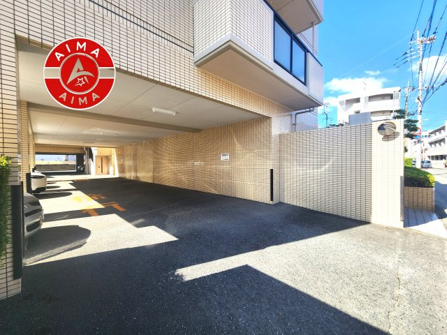 サーパス井尻の駐車場|敷地内の駐車場です。