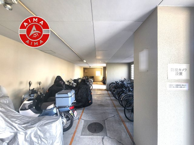 サーパス井尻の駐輪場|屋根付きの駐輪場なので雨の日でも安心です。