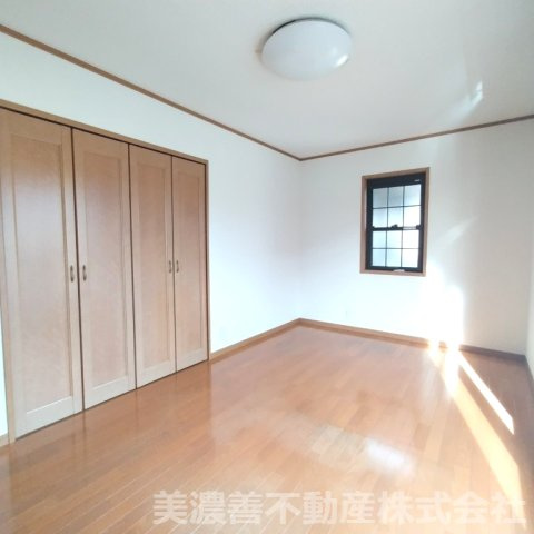 ６７３８１　岐阜市須賀３丁目中古戸建ての独立洗面台
