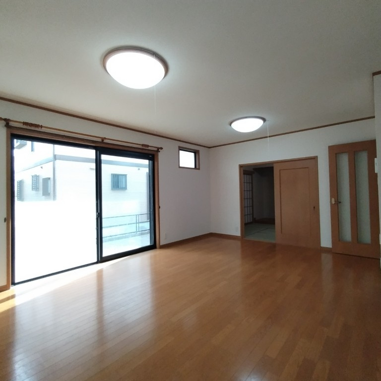 ６７３８１　岐阜市須賀３丁目中古戸建の居間・リビング