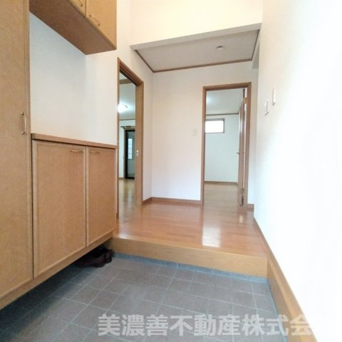 ６７３８１　岐阜市須賀３丁目中古戸建ての居間・リビング