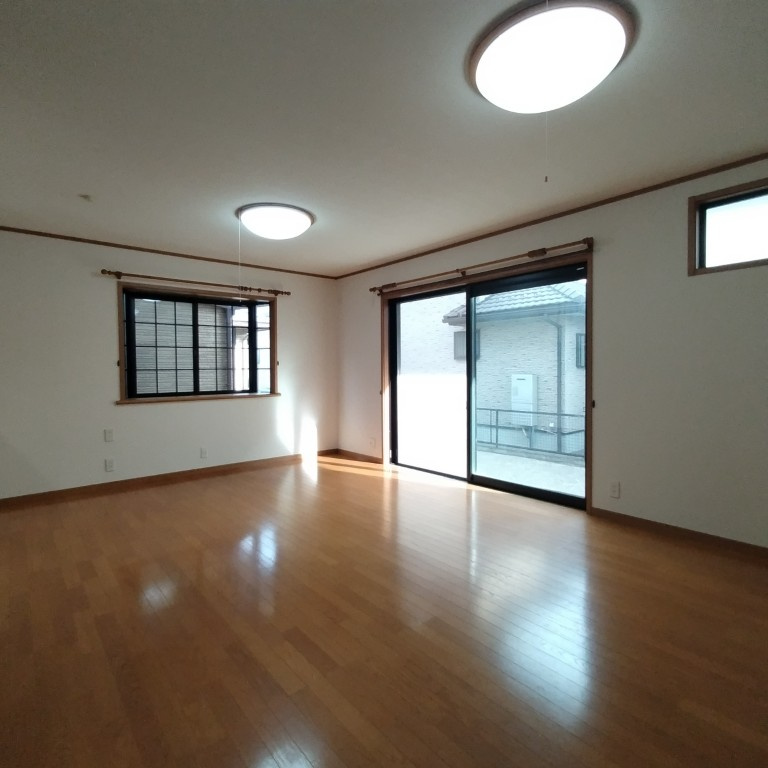 ６７３８１　岐阜市須賀３丁目中古戸建の居間・リビング
