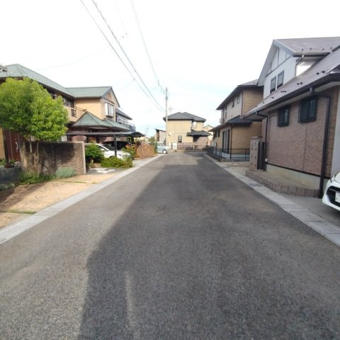 ６７３８１　岐阜市須賀３丁目中古戸建ての前面道路含む現地写真