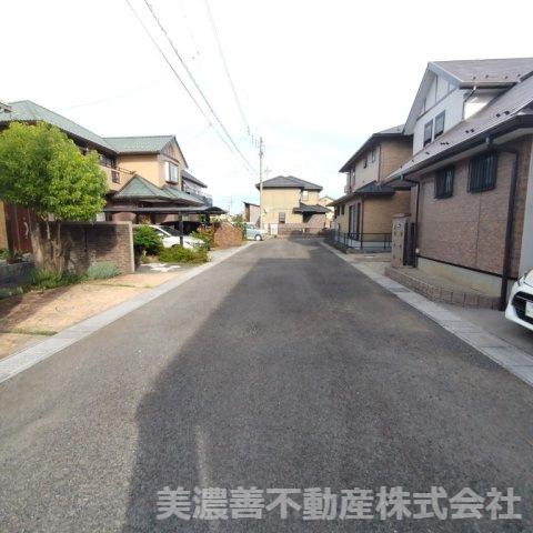 ６７３８１　岐阜市須賀３丁目中古戸建の前面道路含む現地写真