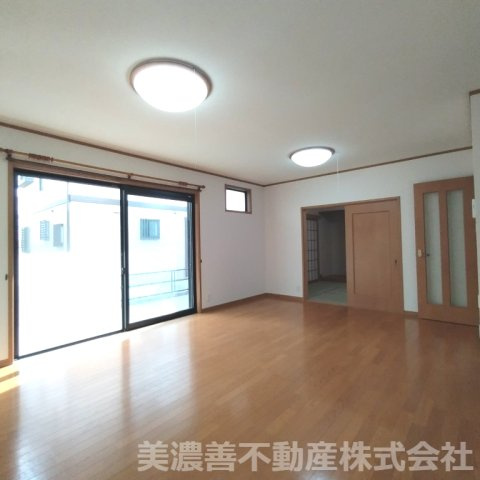 ６７３８１　岐阜市須賀３丁目中古戸建の居間・リビング