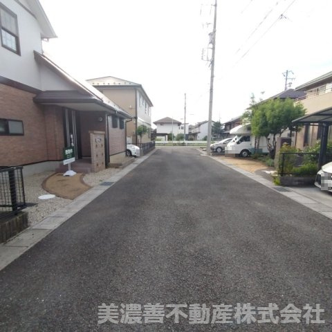 ６７３８１　岐阜市須賀３丁目中古戸建の前面道路含む現地写真