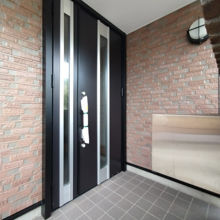 ６７３８１　岐阜市須賀３丁目中古戸建ての玄関
