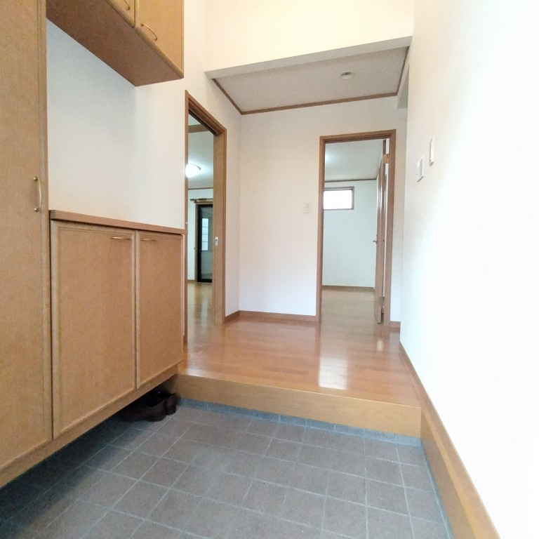 ６７３８１　岐阜市須賀３丁目中古戸建の玄関