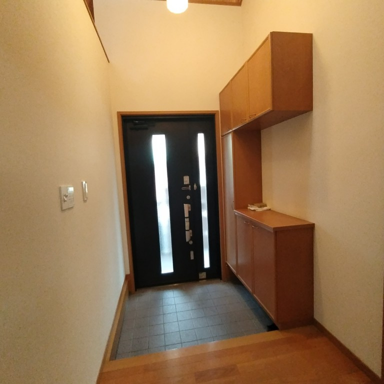 ６７３８１　岐阜市須賀３丁目中古戸建ての玄関