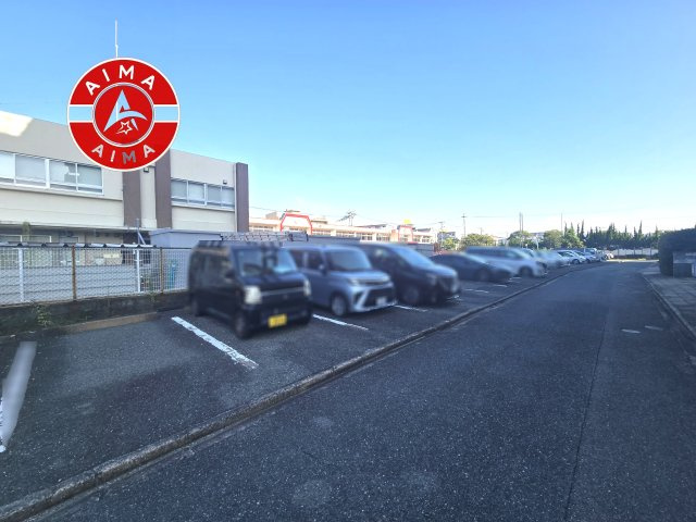 ニュー千早団地四棟の駐車場|ゆったりとしたスペースがある駐車場です。