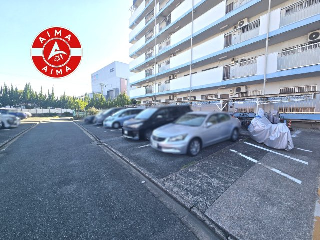 ニュー千早団地四棟の駐車場|敷地内の駐車場です。