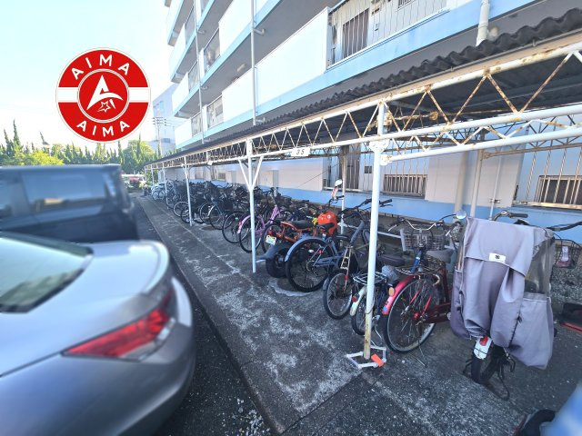 ニュー千早団地四棟の駐輪場|屋根付きの駐輪場なので雨の日でも安心です。