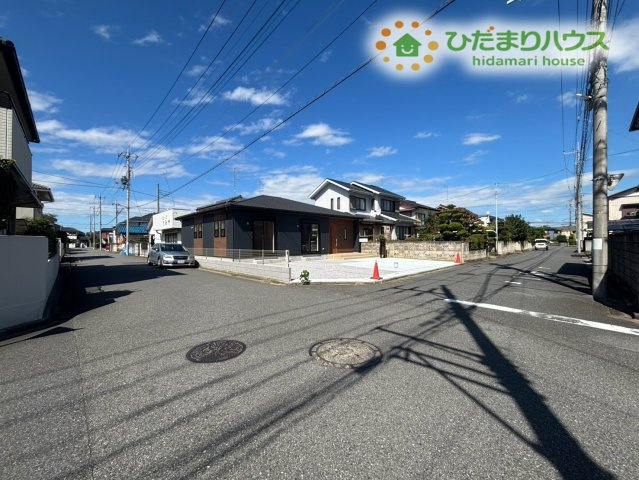 熊谷市拾六間　新築一戸建て　ブルーミングガーデン　01の前面道路含む現地写真