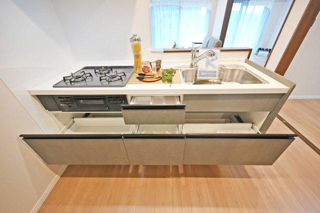 シーアイハイツ南千里C棟のキッチン|調理器具や食器、食品ストックなどをすっきり整理できるキッチン収納スペース。必要なものを使いやすく収納できるため、調理スペースを広く保ち、快適に家事を行えます。