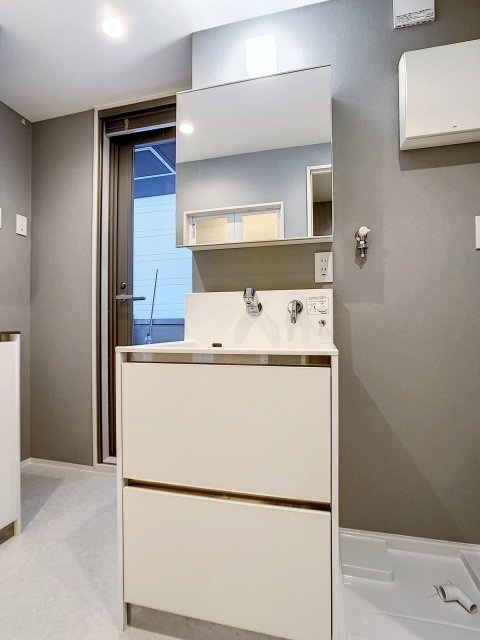 IPLACEの独立洗面台|独立洗面台、小物を置くことができて便利です