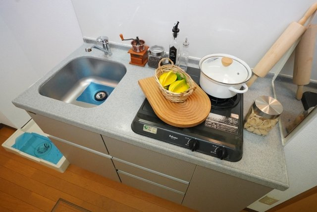 RESIDENCE　Q’oneのキッチン|システムキッチン（2口ガスコンロ）※家具・小物はイメージです