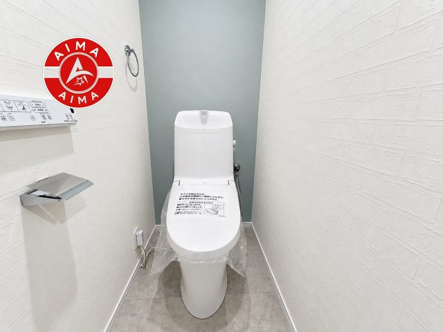 アンピール板付南のトイレ|白を基調とした、シンプルながらも落ち着くデザイン。洗浄付き温水便座で機能性も兼ね備えています