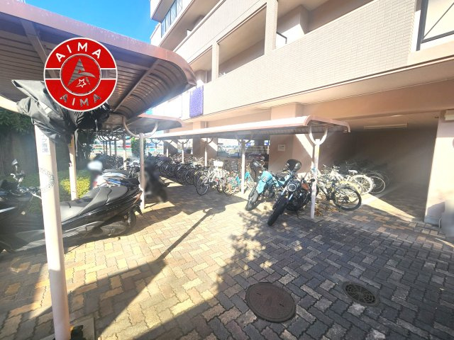 アンピール板付南の駐輪場|屋根付きの駐輪場なので雨の日でも安心です。