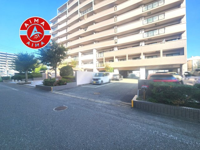 アンピール板付南の駐車場|ゆったりとしたスペースがある駐車場です。
