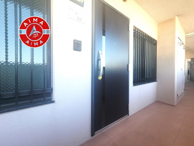 アンピール板付南の玄関|きれいに整えられた外玄関で、住まいの第一印象も良好です。