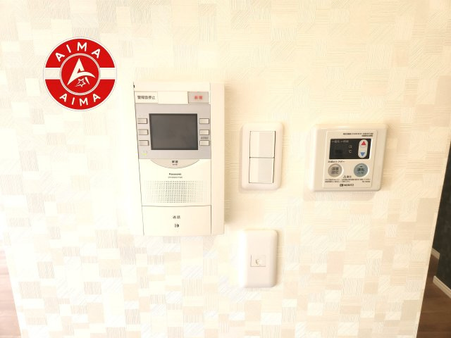 アンピール板付南のセキュリティ|玄関を開ける前に、室内のモニターで来訪者の顔と姿をしっかりと確認できるTVモニター付きインターホンを完備。