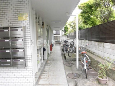 【エントランス】 | タウンハウス | 落ち着いたエントランスです