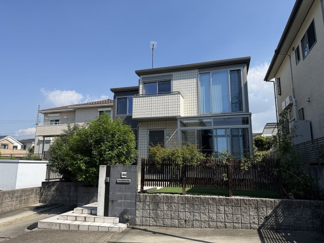 常滑市飛香台2丁目　中古戸建の外観|モダンでシックな外観が魅力的な外観です。飽きのこないデザインは人目を惹きつけつつも閑静な街並みに良く馴染みます♪南向きで明るい光が差し込む立地で、サンルーム付き、セキスイハイムの邸宅です！！
