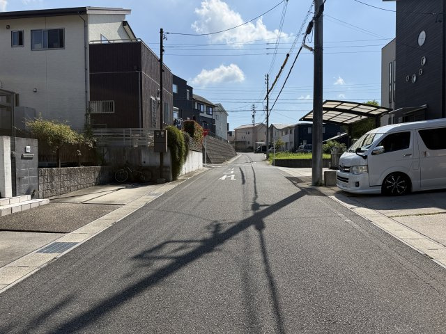 常滑市飛香台2丁目　中古戸建の前面道路含む現地写真|南西側6.0mの前面道路でらくらく駐車！！