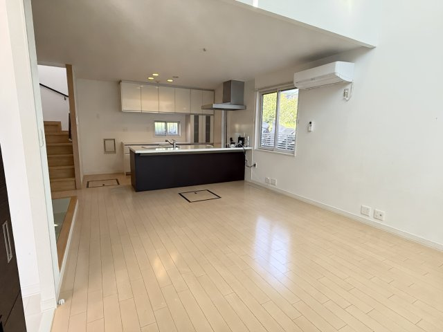常滑市飛香台2丁目　中古戸建の居間・リビング|リビング階段により、お子様の帰宅時も把握でき、子育てに安心な家事レイアウト。吹き抜けもあり空間が広く感じられる設計。吹抜けから降り注ぐ気持ちの良い陽光が一番の魅力。