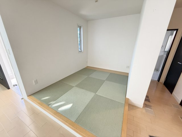 常滑市飛香台2丁目　中古戸建の和室|リビング横の4.5帖和室は来客用に客間として、お子様の遊び場などに大活躍のスペースです。段差を設けていることで独立したお部屋としても利用できる使い勝手の良い設計です。
