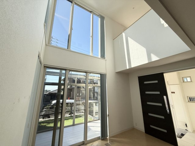 常滑市飛香台2丁目　中古戸建の内装|吹き抜けがあることで、圧迫感を感じにくく、部屋が広く感じられます。自然光を多く取り入れることができるため、昼間は照明をつけなくても明るく、温かみのある空間になります。

