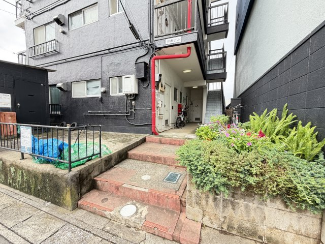 川島ビルのエントランス