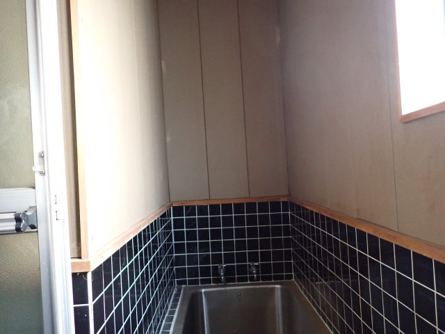 【浴室】 | 【元食堂・駐車場4台可】380万円！事業用・店舗兼住宅や作業場に最適｜黒石市元町