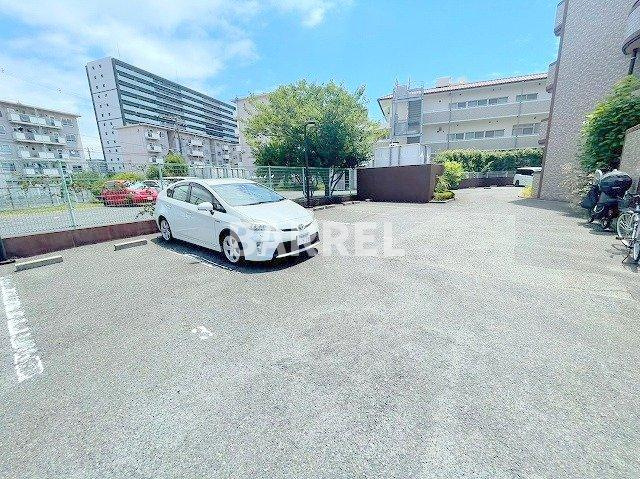 メルヴェーユKOMADORIの駐車場