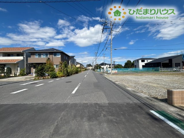 熊谷市拾六間2期　新築一戸建て　ブルーミングガーデン　03の前面道路含む現地写真