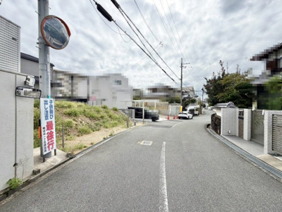 【前面道路含む現地写真】 | 鴨谷台１丁　売土地 | 【前面道路】前面道路約６ｍ！運転が苦手な方も安心ですね！