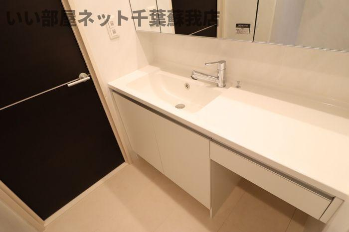 サニーフォレスト　Ａ棟の洗面所|明るい洗面所です