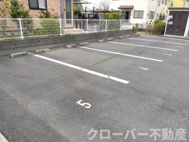 レオパレスキララの駐車場