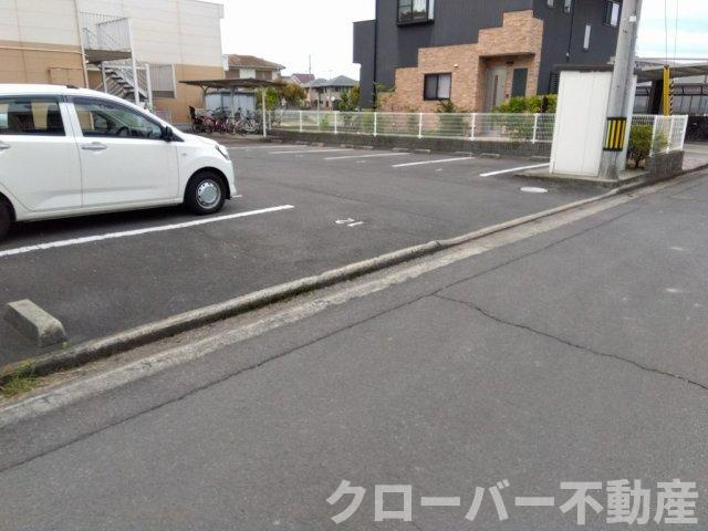 レオパレスキララの駐車場